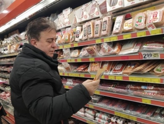 БАБХ, КЗП и НАП влязоха на проверка в хипермаркет в София, откриха нарушения